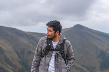 Naklejka premium Young man enjoying the outdoors in the mountains.