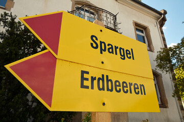 wegweiser zu spargel- und erdbeerverkauf