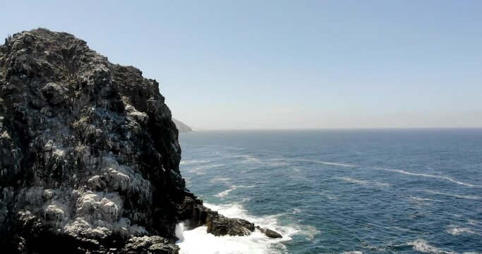 Acantilado en el mar de Todos Santos, Baja California, M&eacute;xico_Jorge Morfin