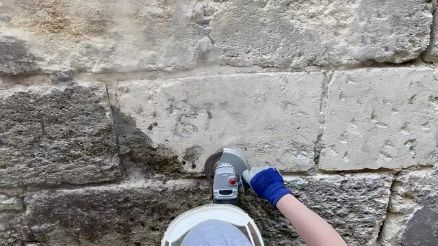 Pon&ccedil;age d'un mur en pierre bordelaise