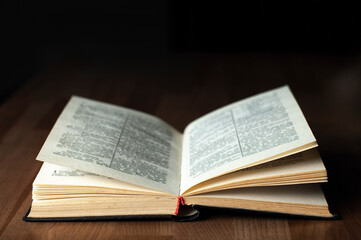 Obraz premium Open book. Open Bible. On a wooden table. Reading. Scripture.