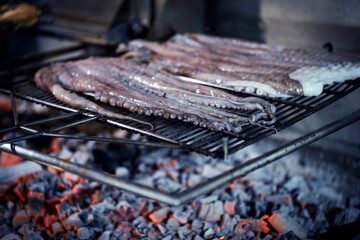 pulpo a la brasa en parrilla de leña