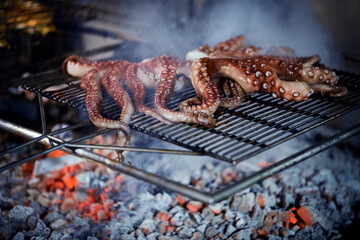 pulpo a la brasa en parrilla de leña