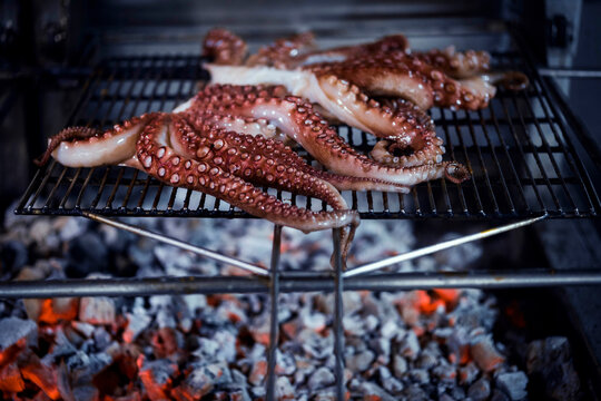 pulpo a la brasa en parrilla de le&ntilde;a