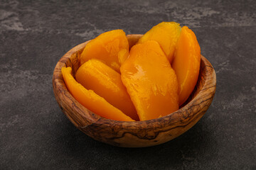 Sweet mango slices in syrop
