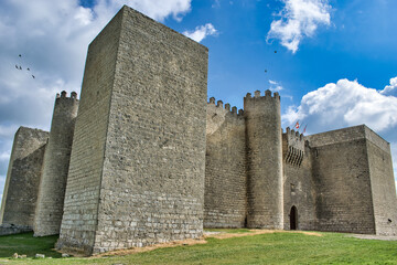 Fototapeta na wymiar Vista exterior del magnífico castillo medieval siglo XIII en Montealegre del Campo, provincia de Valladolid, España