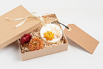 DIY scented soy wax sachet with botanicals and essencial oils. Natural handmade air freshener