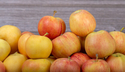 Fototapeta na wymiar golden ripe apples heap on wooden background