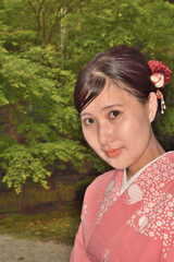 十牛之庭を眺める和服美人