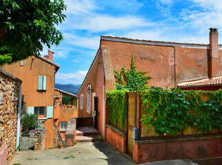 Obraz premium uliczka w prowansalskim miasteczku, Provencal town, ocher-painted houses 