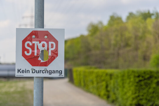 Stop-Schild f&uuml;r Fu&szlig;g&auml;nger im Nordsternpark in Gelsenkirchen (BUGA)