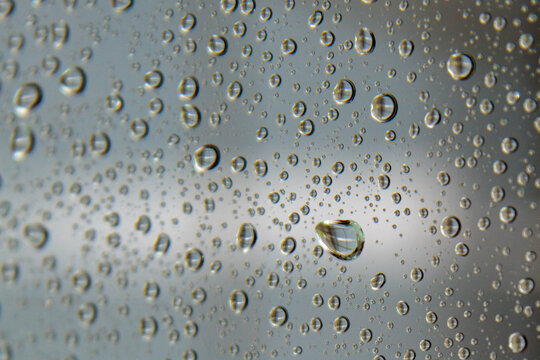 Krople deszczu na szybie