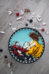 Obraz na płótnie Canvas Mermaid Bowl, gesundes Frühstück, Joghurt Bowl mit frischem Obst in dekorativer Schale