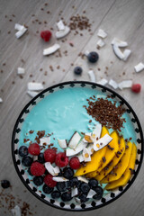 Mermaid Bowl, gesundes Frühstück, Joghurt Bowl mit frischem Obst in dekorativer Schale