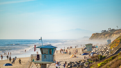 Torrey Pines State Natural Reserve Beach Lifeguard Tower with People Enjoying the Ocean Waves in La Jolla, California, Located in San Diego County. - obrazy, fototapety, plakaty