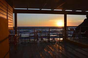 zachód słońca nad morzem w pustej restauracji, koronawirus,  lockdown, sunset over the sea in an empty restaurant