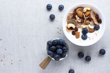 desayuno con cereales y frutas