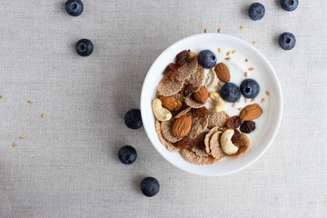 desayuno con cereales y frutas