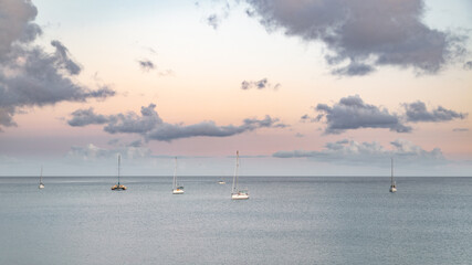 Les yachts au coucher de soleil