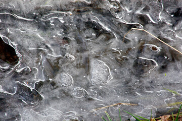 Eiskristalle wachsen bei Dauerfrost über einen kleinen Bach - Ice crystals grow over a small brook...