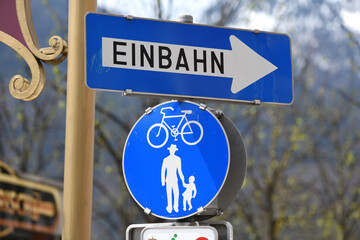 Schilder Einbahn, Radweg und Fußweg in Bad Ischl, Österreich, Europa - Signs one way, bike path...