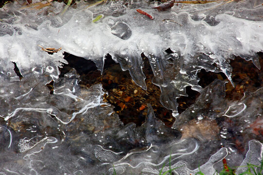 Eiskristalle wachsen bei Dauerfrost &uuml;ber einen kleinen Bach - Ice crystals grow over a small brook during permafrost