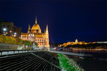 Obraz premium Hungary, Budapest at night, parliament illumination at night, beautiful cityscape