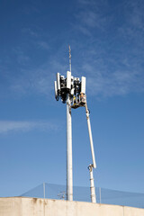 Obraz premium Technical engineers working on mobile phone 5g cell tower.