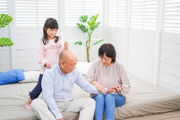 祖父母の家にお泊りをする小さな女の子