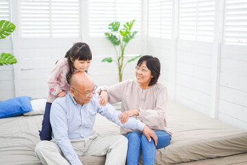 祖父母の家にお泊りをする小さな女の子