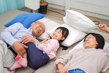 祖父母の家にお泊りをする小さな女の子