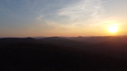 Obraz premium The sun is shining over the mountains