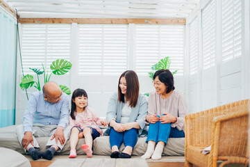 Fototapeta premium 家族でレジャーに出かける幸せな家族