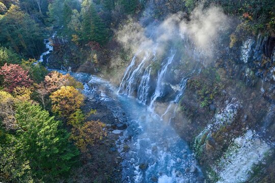 朝日を浴びて輝く晩秋の白ひげの滝の情景＠美瑛、北海道