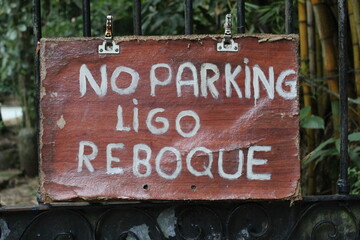 No parking Sign English portuguese