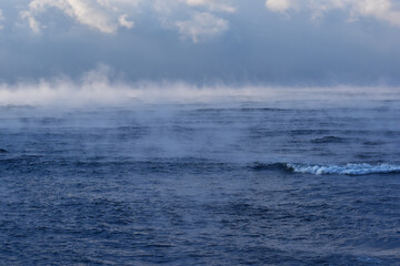 毛嵐が発生した朝の海