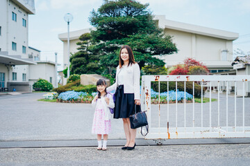 小学生の女の子とお母さん