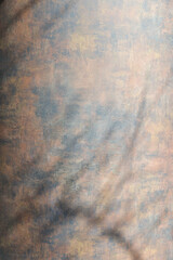 レトロな金属の柱に街路樹の影