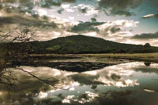 lago colombiano silvia cauca reflejando cielo