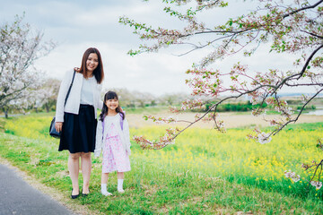 入学式に行く女の子とお母さん