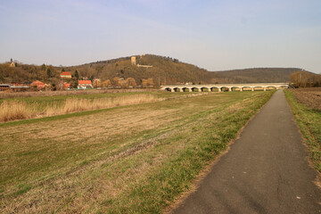 Unstrut-Radweg an der Thüringer Pforte; Blick auf Sachsenburg mit 12 Bogenbrücke
