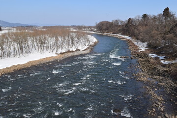 豪雪地域の雪溶け風景