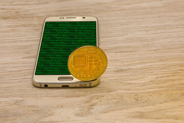 Handy mit Binärcode und Bitcoin.