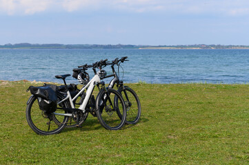 Pause am Wasser mit zwei E-Bikes