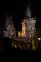 Fototapeta premium Praga nocą - most Karola - baszta 