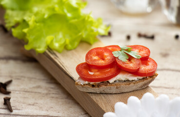 sandwich with tomato