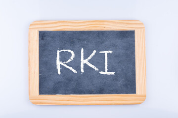 Tafel auf der RKI steht