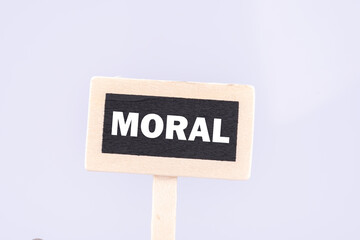 Schild auf dem MORAL steht