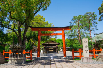 京都　城南宮の鳥居と拝殿