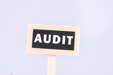 Schild auf dem AUDIT steht auf weißen Hintergrund